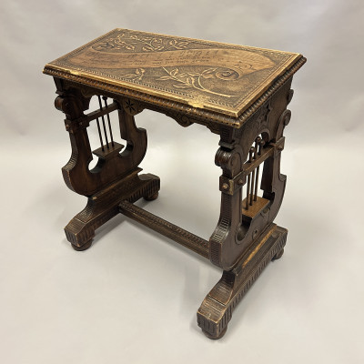 Dřevěná stolička k harmoniu